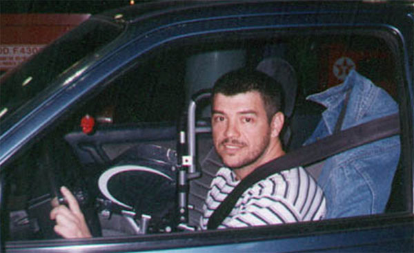 Foto do Jefferson Maia, uma pessoa tetraplgica  direo de um carro com sua cadeira de rodas no banco ao lado.