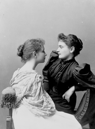 foto antiga em preto e branco de Hellen Keller e Anne Sullivan